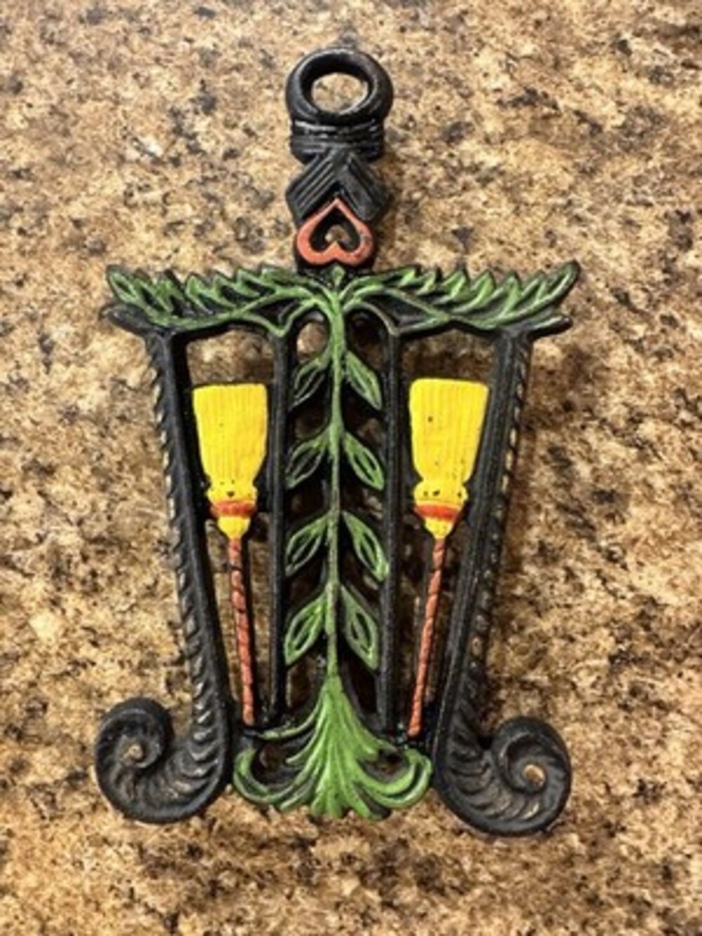 VINTAGE 50-60s PAINTED CAST IRON TRIVET HOT PLATE WALL HANGING BROOM WHEAT HEART